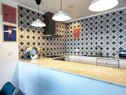 Una cocina con una encimera con un jarrón de flores. en Água Salgada, en Ponta Delgada