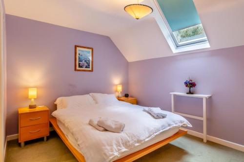 En eller flere senge i et værelse på Fern Cottage