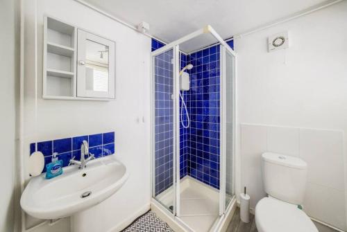 une salle de bain avec toilettes, lavabo et douche dans l'établissement Fawn House, à Olton