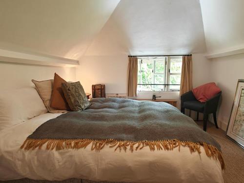 ein Schlafzimmer mit großem Bett und Fenster in der Unterkunft Far End Cottage in Fyfield