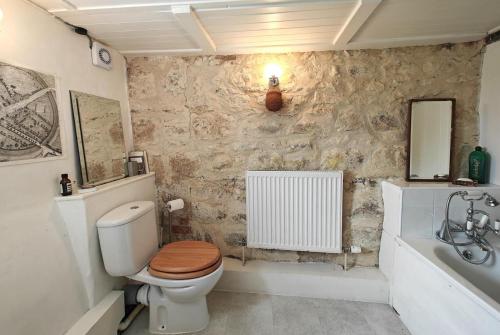 ein Badezimmer mit Toilette, Badewanne und Waschbecken in der Unterkunft Far End Cottage in Fyfield