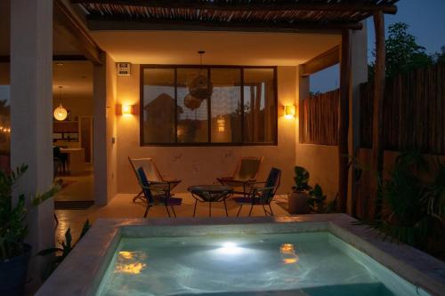 a swimming pool on a patio with chairs and a table at Disfruta en La Casa de Lola / Enjoy at Lolas house in Progreso