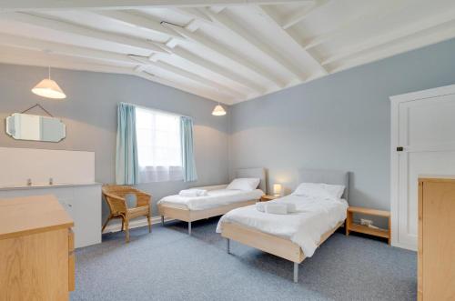 En eller flere senge i et værelse på 22 Ballard Estate