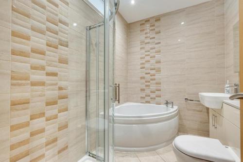 Un baño con ducha, inodoro y lavabo. en 4 At The Beach, en Weymouth