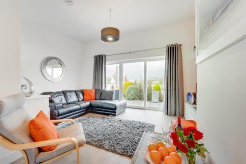 Ruang duduk di SeaBreeze Holiday Apartment