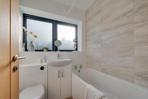 Bilik mandi di SeaBreeze Holiday Apartment