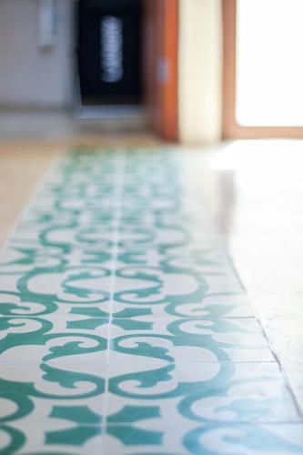 a tile floor with a door in a room at Disfruta en La Casa de Lola / Enjoy at Lolas house in Progreso