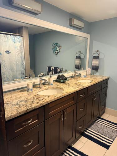 ein Badezimmer mit zwei Waschbecken und einem großen Spiegel in der Unterkunft Sapphire Gem VI - C203 in Nazareth