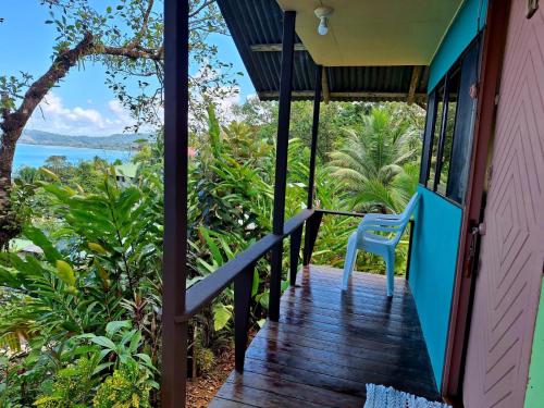 un porche de una casa con una silla en Jade Ocean View, en Drake