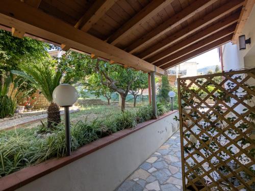 a patio with a wooden fence and plants at Apartment Lemon Tree in La Rocca