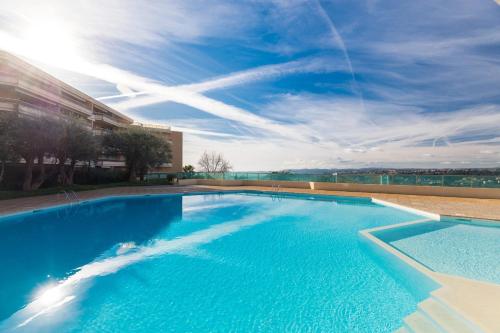Photo de la galerie de l'établissement Appartement calme avec piscine Vue mer & montagne, à Nice