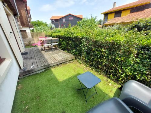 une petite cour avec une table et une chaise dans l'établissement Bel appartement 2 pièces proche Arcachon, plage et port, à La Teste-de-Buch