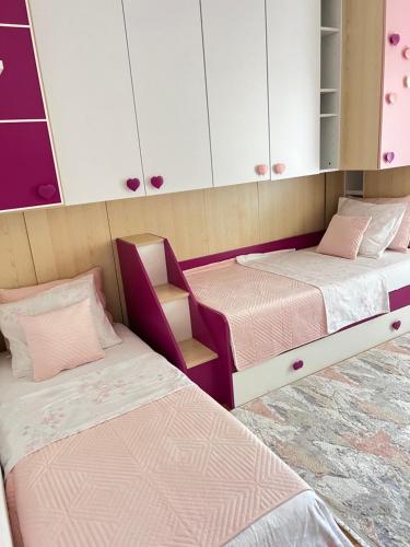 Postel nebo postele na pokoji v ubytování SunnyHill Apartment Ideal for Families & Groups