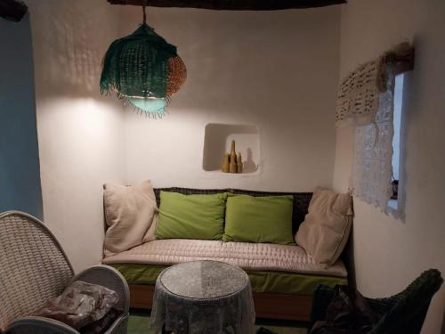 una sala de estar con un sofá y una mesa en DAR Aurora, en El Hamar