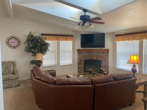 een woonkamer met een bank en een open haard bij Parker Pair - Sunset Escape in Parker