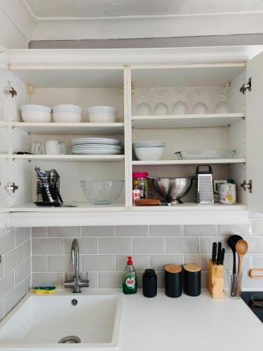 Una cocina o cocineta en Elegant 2 bedroom Flat in Dartford - Kent