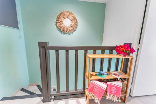 a crib in a room with blue walls at Charmant duplex moderne proche plage Anse Marcel in Anse Marcel 