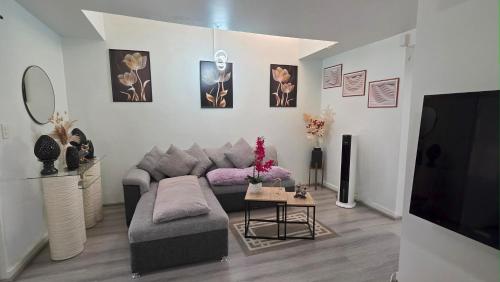 a living room with a couch and a tv at Departamento céntrico, amplio y nuevo cerca del Aeropuerto y GNP-Foro sol in Mexico City