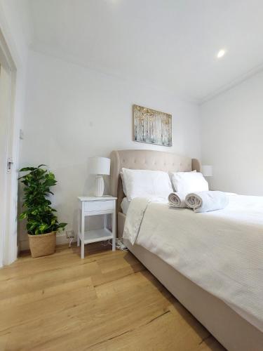 Una cama o camas en una habitación de Elegant 2 bedroom Flat in Dartford - Kent