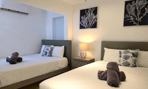 ein Schlafzimmer mit zwei Betten mit ausgestopften Tieren in der Unterkunft Oscar Building - Apto#1 in San Juan