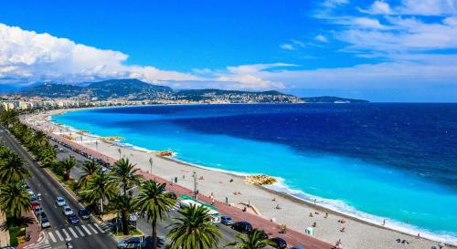 Photo de la galerie de l'établissement Appartement calme avec piscine Vue mer & montagne, à Nice