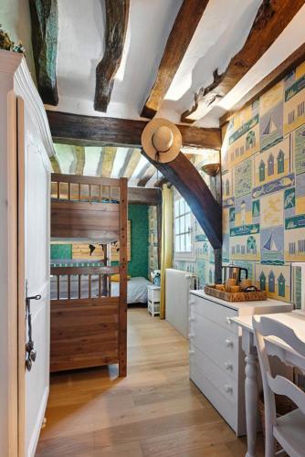 Cette chambre comprend des lits superposés et une cuisine avec un bureau. dans l'établissement L'Armandière, à Sainte-Colombe