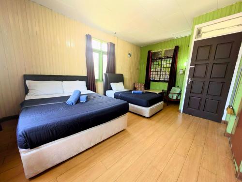 马兰Marang Guesthouse Resort的一间卧室配有一张床、一张沙发和一扇门
