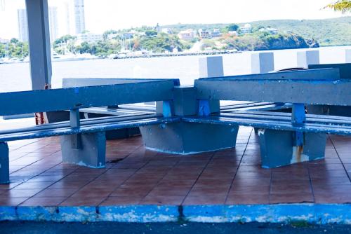 a blue bench sitting on top of a building at Isleta Marina- Paraíso Costero in Fajardo