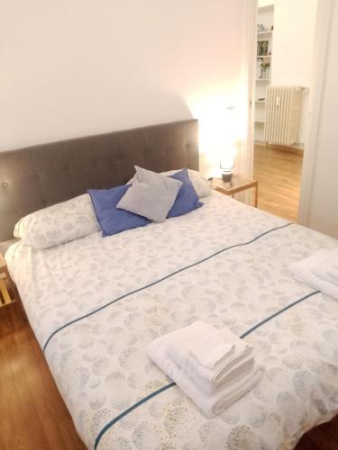 Un dormitorio con una cama con toallas. en NavigliBocconi LeCase&Vacanze Ambrosiane, en Milán