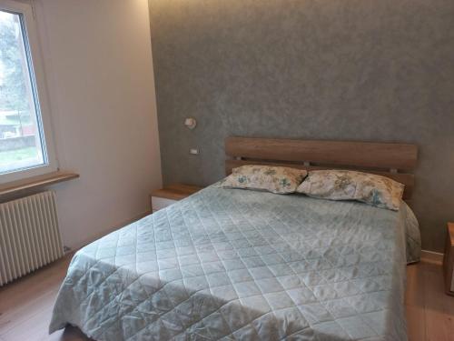 a bedroom with a bed and a window at Casa Lilly 