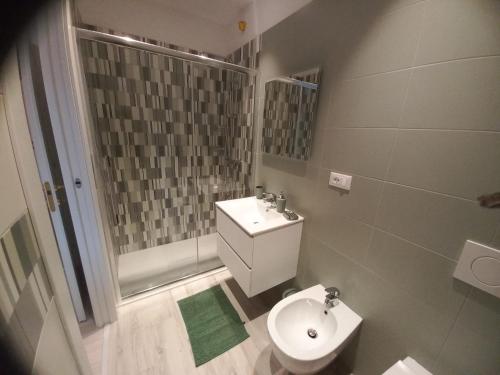 a bathroom with a sink and a toilet and a shower at Casa Lilly 