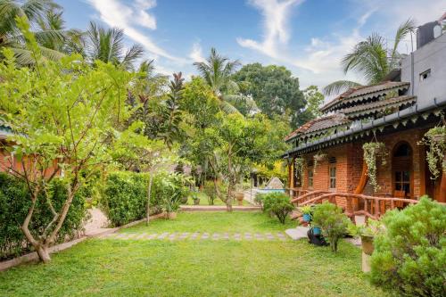 a garden in front of a house at Mandavilla Airport Transit Hotel in Katunayake