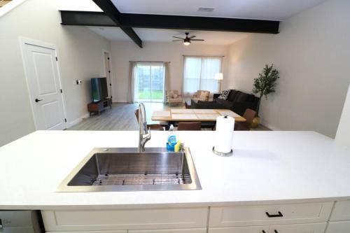 una cucina con lavello e un soggiorno di 2 Western Homes 6 King Beds ad Austin