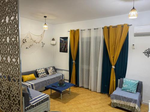 a living room with a couch and two chairs at Velazzura Marina- Duplex à Monastir in Monastir