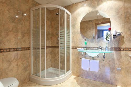 Ett badrum på Hotel Galaico