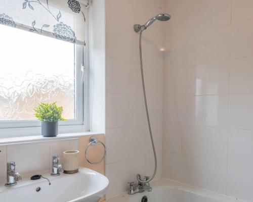 Ένα μπάνιο στο Chic 4bd Manchester Abode - Free Parking - Snooker