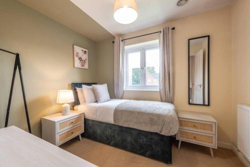 Ένα ή περισσότερα κρεβάτια σε δωμάτιο στο Chic 4bd Manchester Abode - Free Parking - Snooker