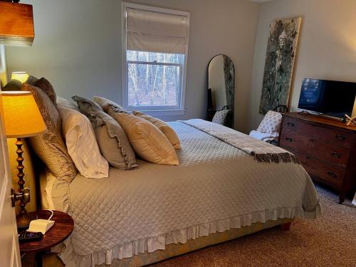a bedroom with a bed with pillows and a mirror at Rabbits Run-Mountain Creek Retreat in Mentone