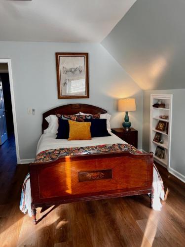 a bedroom with a large wooden bed with a wooden floor at Rabbits Run-Mountain Creek Retreat in Mentone