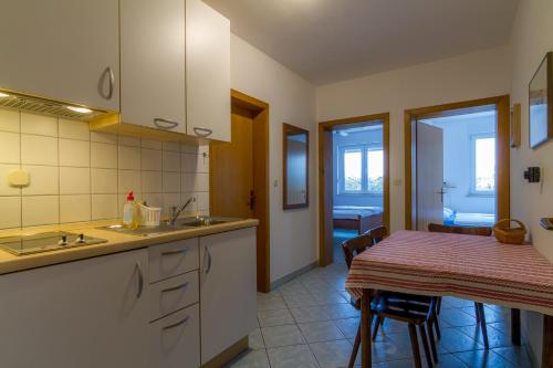 Η κουζίνα ή μικρή κουζίνα στο Apartments OK