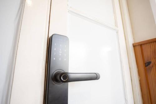 a door with a phone sticking out of it at Coliving en Junin Habitacion Simple en Hostel in Junín
