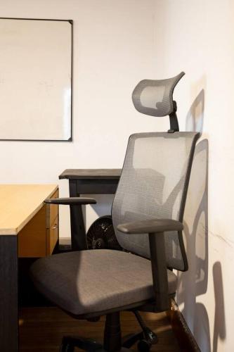 an office chair sitting in front of a desk at Coliving en Junin Habitacion Simple en Hostel in Junín