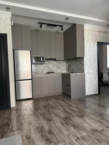 cocina grande con armarios blancos y encimera en Stayvan, en Sevan