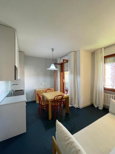 a kitchen and dining room with a table and chairs at Casa vacanze Montaldo in Bordighera