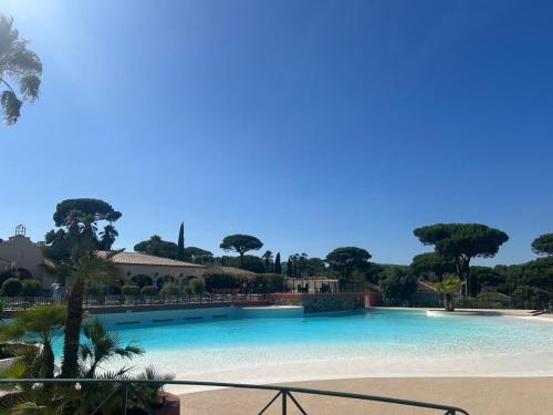 Φωτογραφία από το άλμπουμ του Chalet californien climatisé 6 personnes dans domaine privé avec piscine σε Gassin