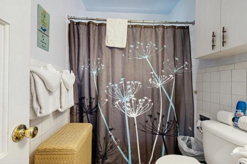 een badkamer met een douchegordijn met bloemen erin bij Courtney Cottage - Permit #3479 in Estes Park