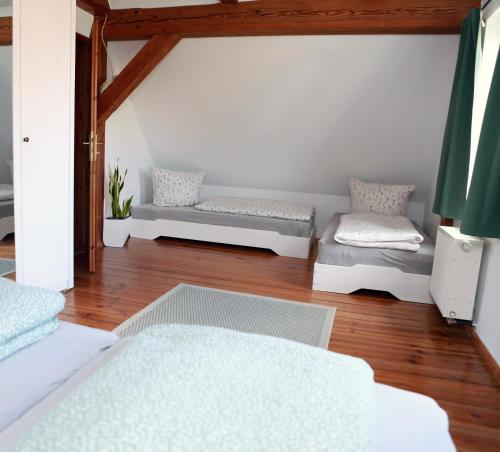 Ένα ή περισσότερα κρεβάτια σε δωμάτιο στο Apartment in Moltzow- viel Platz in ländlicher Lage