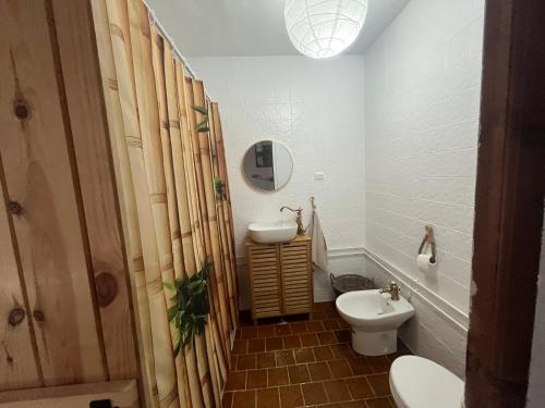 ein Badezimmer mit Toilette und Waschbecken in der Unterkunft Casa Milamaria in María
