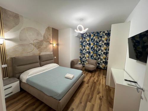 a small bedroom with a bed and a tv at Amo Venice in Venice
