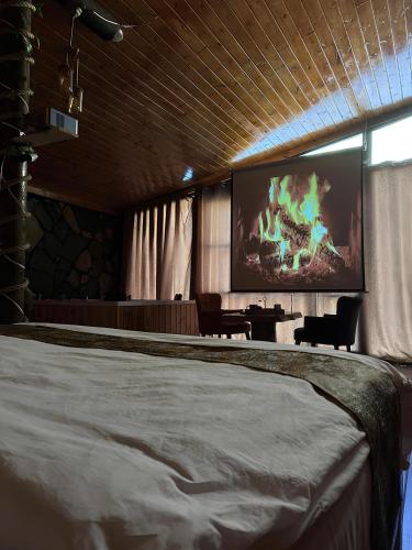 a room with a large screen with a movie at Ayder Luxury Villas & Bungalows in Çamlıhemşin
